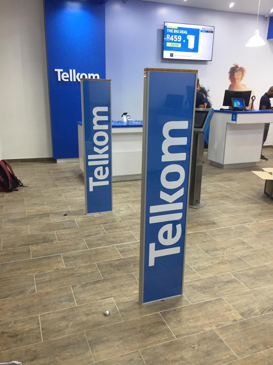 RF EAS pedestal system installed in an electronics retail store